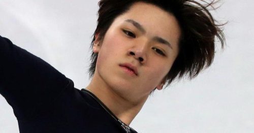 宇野昌磨が右足負傷か、公式練習でジャンプ跳ばず 本人は「大丈夫です」も関係者に背負われてバスに乗り込む...