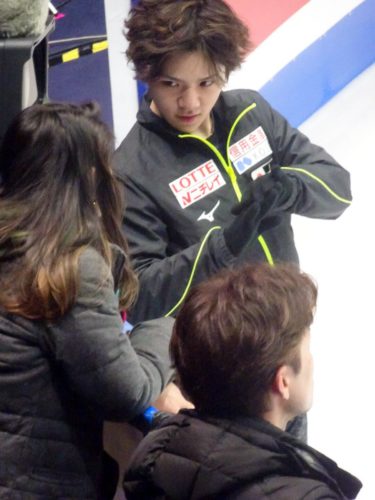 宇野くん、公式練習曲かけせずに、2、3周回した後コーチと相談してすぐに一緒にリンクを降りた模様。