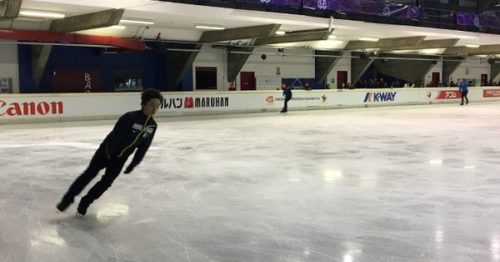 宇野昌磨は右足ひきずり会場へ、、練習はジャンプ含め20分行った模様。練習詳細！