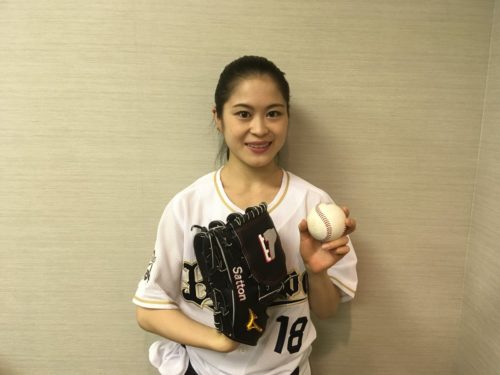 宮原知子選手が始球式でエースナンバーの背番号