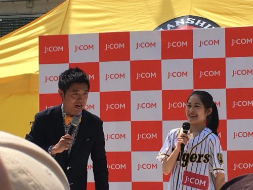 宮原知子選手が阪神x巨人のゲームで始球式！見事にノーバン投球！