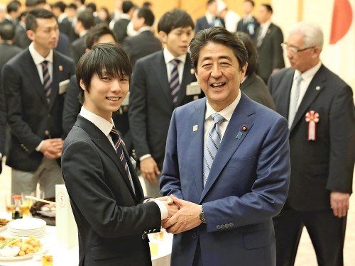 連覇した羽生結弦ら平昌五輪・パラリンピック選手団が官邸に招かれ感謝状。