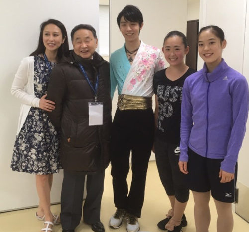 羽生結弦と仲間たちの画像を頑張って探してみたよ！→羽生は大体いつも真ん中だね。