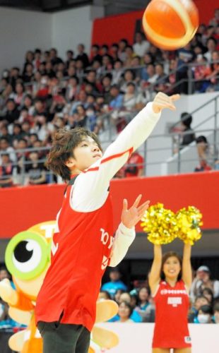 宇野くんがバスケのＢリーグに登場！シュートに挑戦。画像、動画まとめ