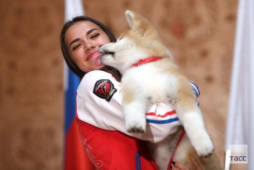 マサル、ザギトワの元に到着「１日に４回散歩する」式には安倍晋三首相夫妻も同席。