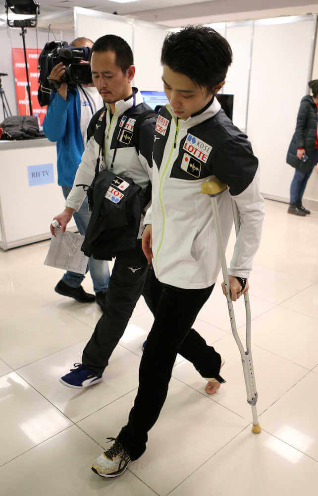 羽生結弦の怪我の診断は３週間の安静 ファイナルと全日本は「厳しいと思う」松葉杖で会見場に。