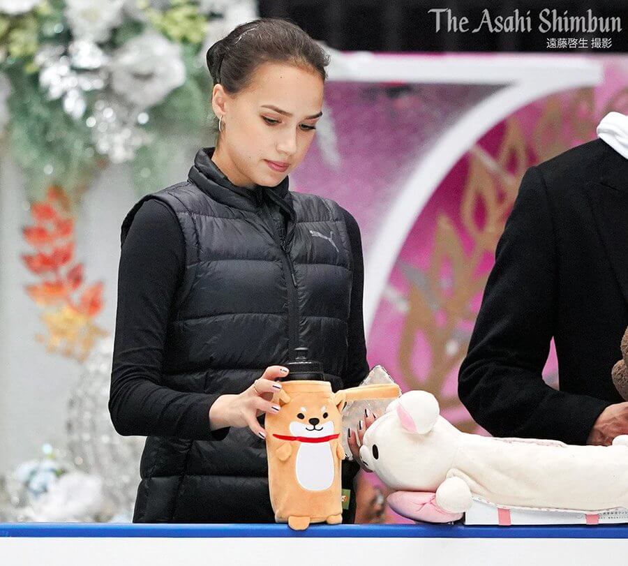 ジャパンオープン 出場の世界選手権女王アリーナ・ザギトワ が４日公式練習で調整！ リンクサイドに用意したボトルには愛犬マサルに似たカバーが！？