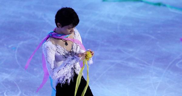 エキシビションのエンディングで落ちてきた黄色い紙吹雪を丸める 羽生結弦！  「…プーさん を作っているのかと思いました。でも、最後に見えてきた形をみて、これは、、、と思いました。」