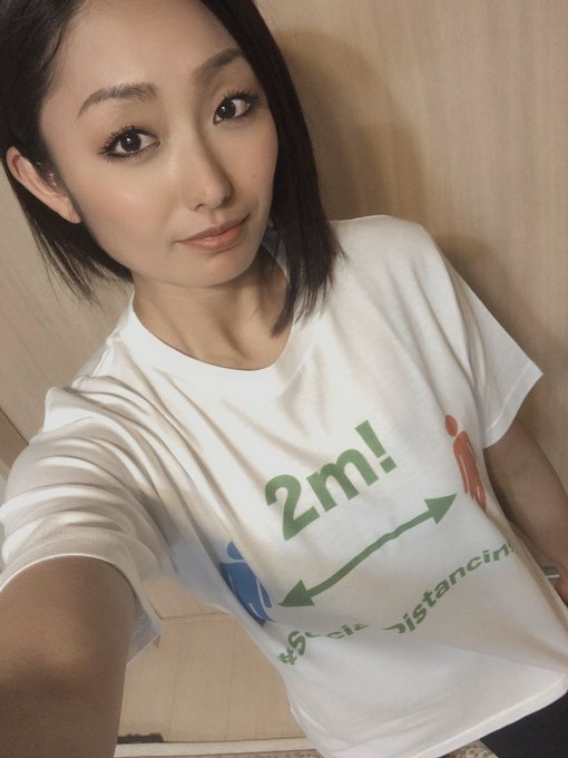 安藤美姫さん、ソーシャルディスタンシングTシャツを着てメッセージを投稿！  …是非読んでください！！！…