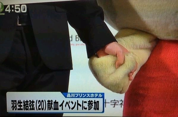 羽生結弦(20)献血イベントに参加！  …「ちゃんと手を繋いてるw」「着ぐるみの本気w」…