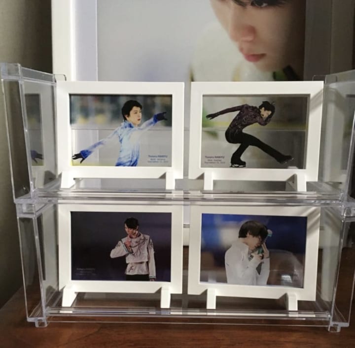 羽生結弦展のグッズ整理にちょうどいい！  …「ディスプレイラックをSeriaで購入」「フレームマグネットにサイズがピッタリ」…