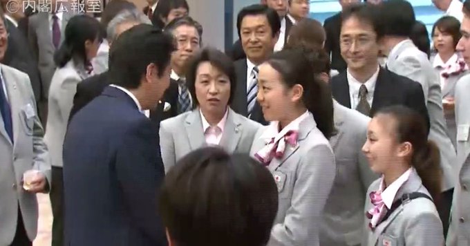橋本聖子氏が「浅田真央選手に安倍首相とのハグ強要」