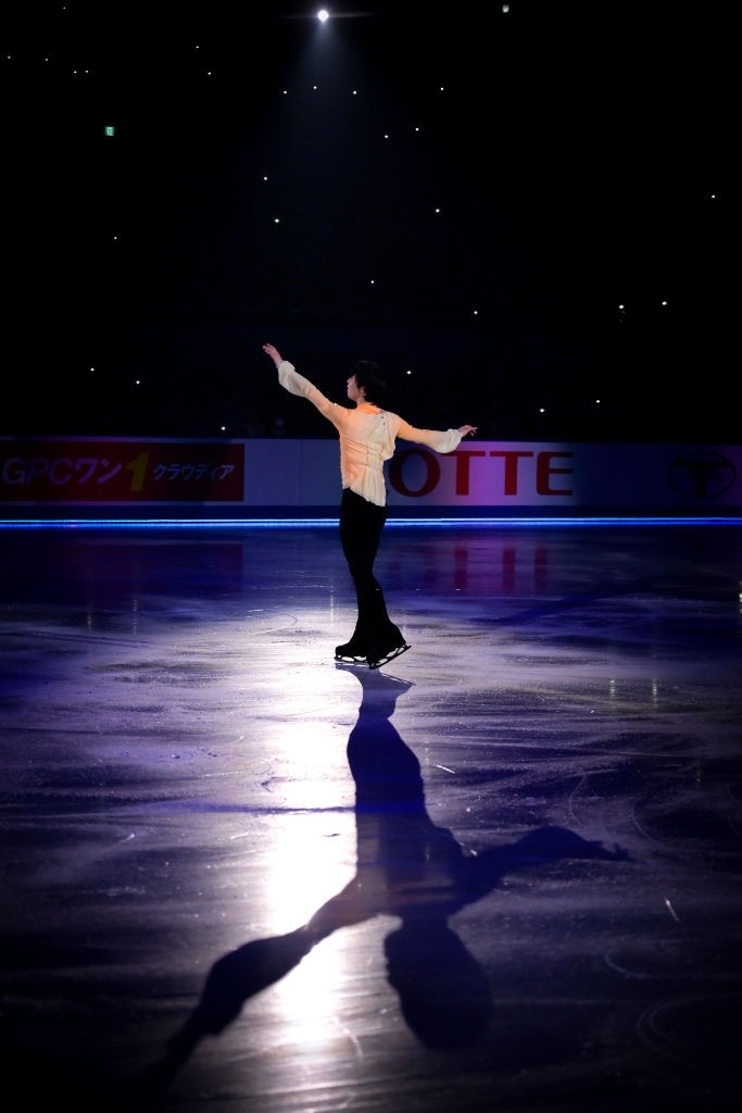 瞬く星空のもとで花は咲くを舞う羽生さん！  …「非常口の星が結構いい仕事してる」「氷にも星灯がうつっていて綺麗」…