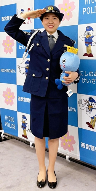 紀平梨花さん女性警官姿に　交通安全の撮影でニッコリ