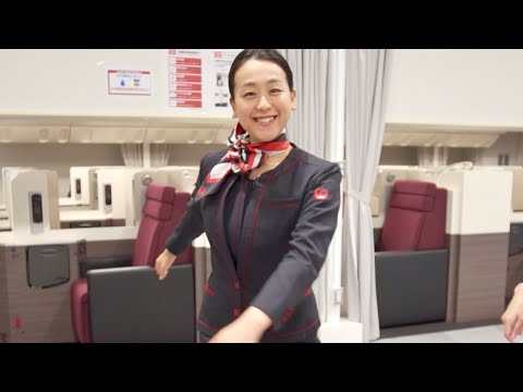 CA姿の浅田真央が「視線をすごく感じる」職業体験？ JALの空港現場を突撃取材！　～MOVIE Collection～