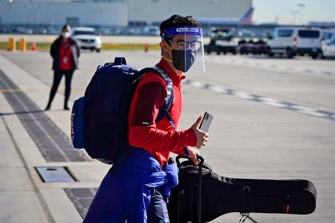 ネイサン・チェン「オリンピックに向けて北京に向かう飛行機に乗るときに、マスクとフェイスシールドを着用しています。」