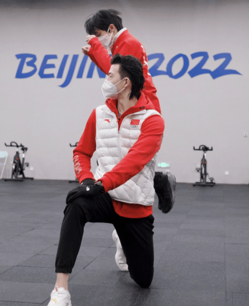 恒例行事化ｗ「2016年のNHK杯以降 柳が羽生を”お姫様抱っこ”することになっているといい 今回の北京五輪でもその様子が見られた」