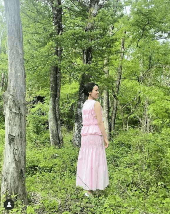 浅田真央さん ピンクドレスで森林を歩く姿が「見返り美人」「妖精」「神秘的」と話題