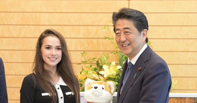 フィギュア・ザギトワさんが安倍元首相追悼 秋田犬「マサル」贈呈
