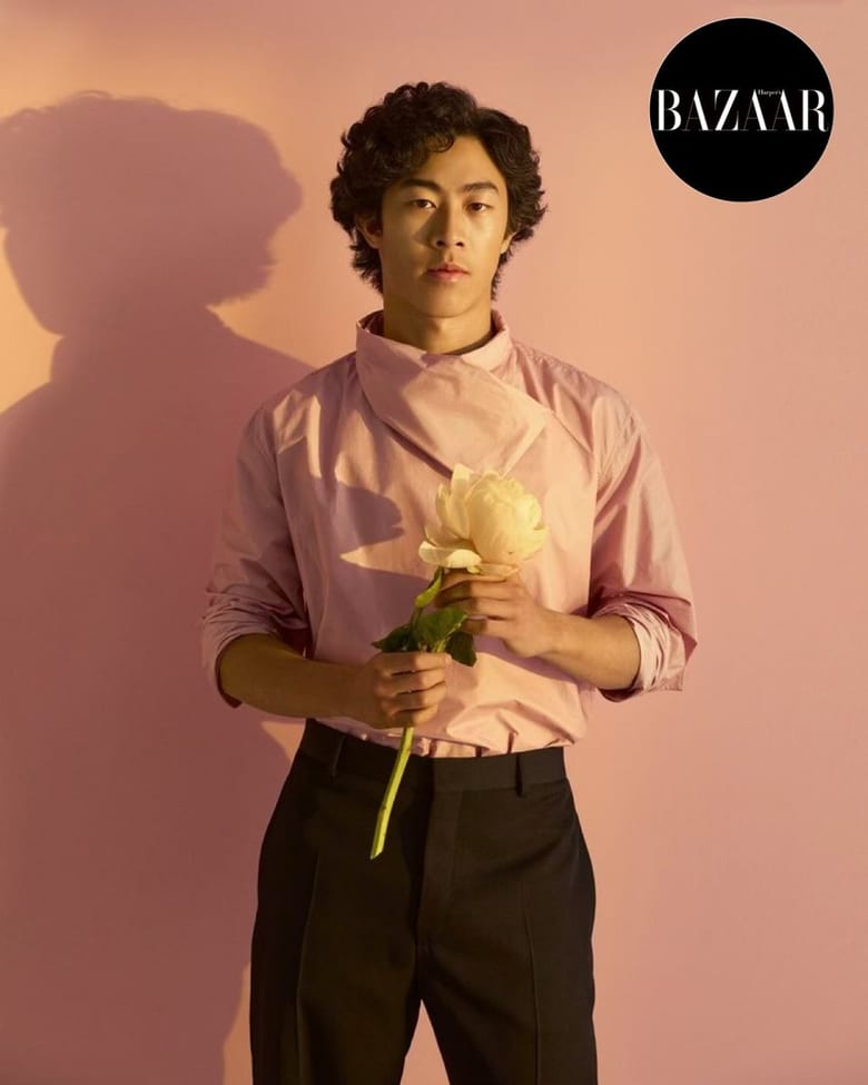 ピンクのエルメスのシャツを着てお花を持っている ネイサン・チェン選手の写真 BAZAAR 日本版10月号にも掲載