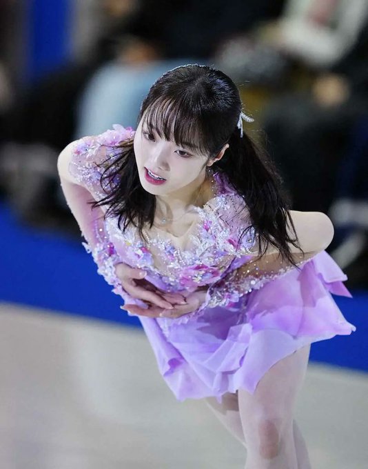 本田真凜、淡い紫の衣装でイナバウアー　名古屋フィギュアスケートフェスティバル