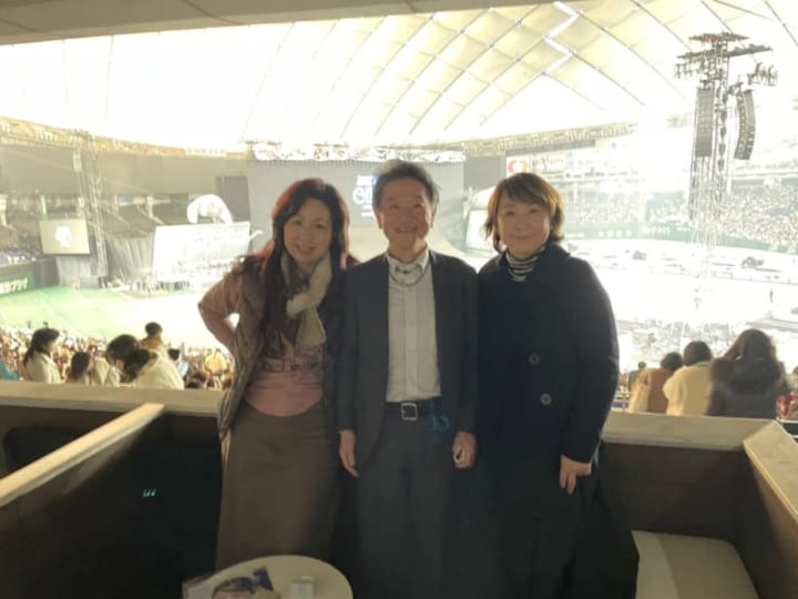 ファイテン相澤社長とプリンセス・プリンセスの渡邉さんと富田さん。今回リンク脇に提供バナーを置かなかったのに提供になってくれたファイテンさんに感謝。