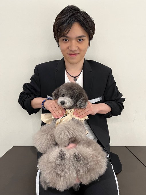 宇野昌磨 選手がEmmaちゃんに肩揉みしてあげている写真を「愛犬の日」に特別に公開