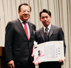関西大学校友会が22日、千里山キャンパスで開いた総会で、5月に現役引退したフィギュアスケーターの高橋大輔さん（37＝08年文卒）を表彰
