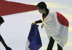 アダムくんが落としてしまったフランス国旗を拾って渡す 宇野昌磨さん、優しい