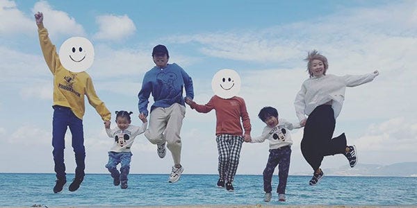 織田信成、妻＆4人の子供と“手繋ぎジャンプ”「お子さん背高い」「素敵な家族」の声
