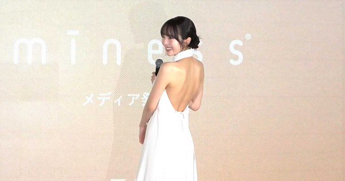 本田真凜さん、純白ドレスで美背中披露「新鮮でソワソワ」