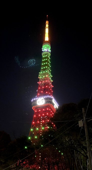東京タワーのGUCCIカラーのライトアップ　GUCCIのロゴは赤羽橋駅側…浜松町駅側からだと見えない
