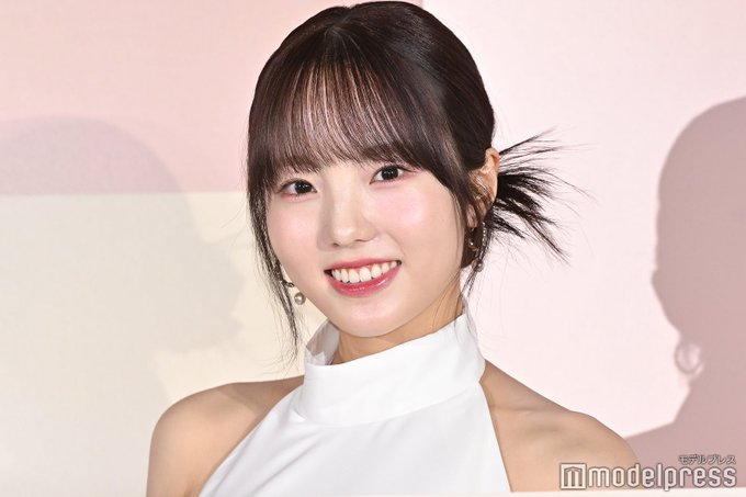 本田真凜、ミニ丈×黒タイツで美脚透ける 私服姿に反響「オシャレ」「さすがのスタイル」