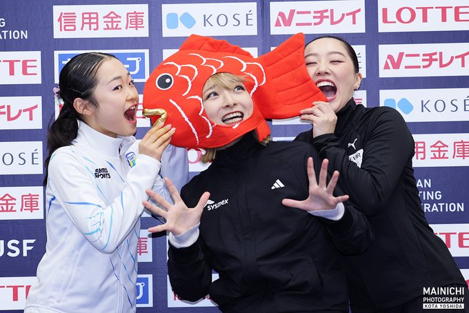 フィギュア全日本選手権、 4連覇を祝し、「めでたい」鯛のかぶり物でポーズをとる1位の坂本花織とかぶりつく2位の島田麻央と3位の樋口新葉。