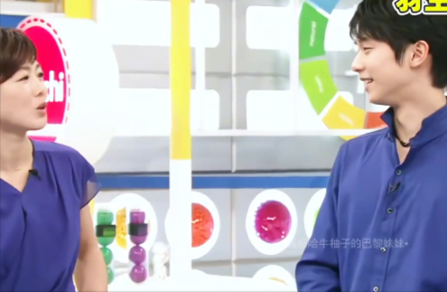 彼はこんなに若いのに、何にでも反応する勇気がある。服が同じ色で、「カップルコーデのような感じ」