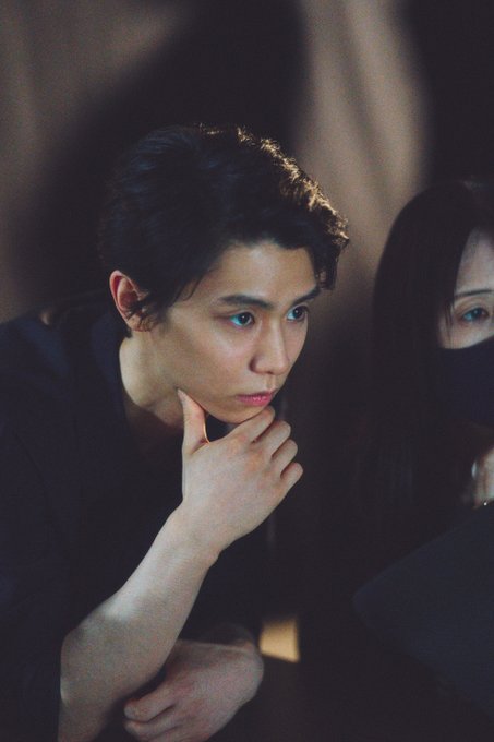 羽生結弦、オフショットも真剣モード！白目まで美しい映像チェックに「全力すぎる」と話題騒然！