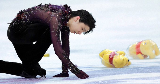 NHK杯の男子フリーを演技後に、氷上にいた虫を見つけて拾おうとする羽生結弦選手