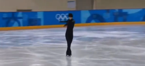【画像】羽生結弦さんのクールダウンが芸術的！「骨格ウェーブのポージングが唯一無二」と話題にｗｗｗ
