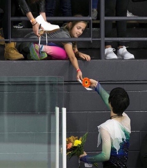 【速報】羽生結弦さんの神対応がまた話題に！小さな女の子への「ブーケの中からガーベラを渡す」姿に感動の嵐