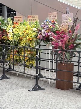 【速報】羽生結弦とBABYMETALのフラスタがまさかの隣にｗｗｗ 「優しさ溢れる」羽生くんフラスタと「シック」なBABYMETALの並びにファン騒然ｗｗｗ