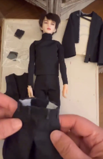 【再現度神】羽生結弦の『NOVA』衣装をドールで作った人が凄すぎる！「公式人形はよ」「背中シースルーやべえ」と騒然