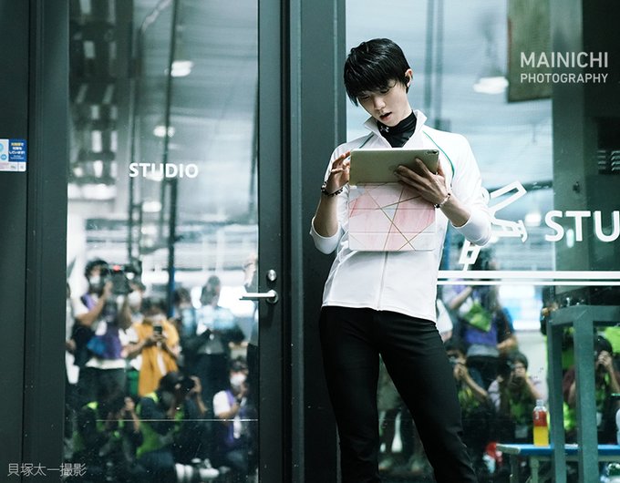 【衝撃画像】羽生結弦の公開練習がヤバすぎるｗｗｗ ガラスに映った報道陣のカメラの数がもはや事件！#ジャス祭り