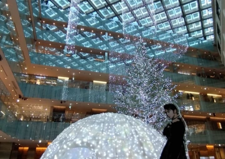 【聖地】KITTEのクリスマスツリーが「Novaくん」と奇跡のコラボｗｗｗキラキラ美しすぎる装飾に氷上スレ感動「最高の空間！」「行かなきゃ」