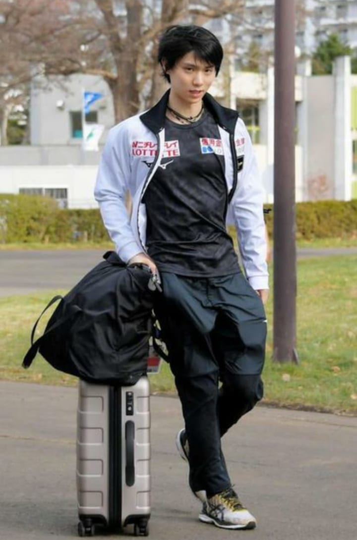 羽生結弦さんの「ミニバッグ」にツッコミ殺到ｗｗｗ「残りはポケットだろ！」「伝説の写真思い出した」「パンツの収納力がすごい」愛おしすぎるエピソード