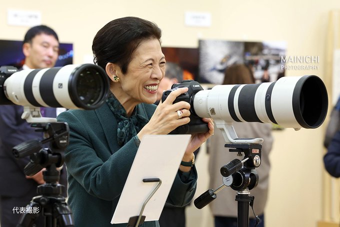 高円宮妃久子さまが報道写真展にご来場ｗｗｗ巨大な羽生結弦パネルとの「ロイヤルな共演」に氷上スレ驚愕！「パネルの存在感が凄すぎる」「ガッツリ映り込んでて草」と目立ちまくりの展示コーナーが話題騒然！