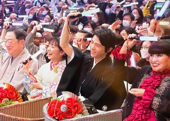 羽生結弦×芦田愛菜×黒柳徹子の「伝説の4ショット」再発掘で氷上スレ悶絶ｗｗｗ紅白で見せた“シェー”ポーズに「ノリ良すぎて可愛いｗ」「豪華すぎて架空の家族写真みたい」と絶賛の嵐！Snow Man佐久間との意外な交流秘話も話題に！