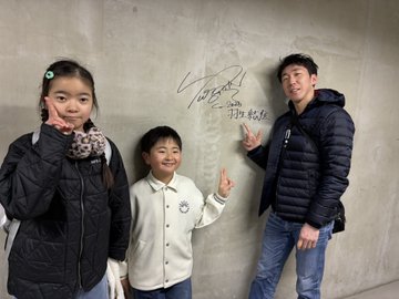 ゼビオアリーナ仙台に羽生結弦の「壁サイン」が発掘されて氷上スレ騒然ｗｗｗ貸切練習した元スケーターの投稿に「裏山すぎるｗ」「エッジも跳ねる神氷にサインとか最高かよ」と聖地認定の嵐！「元気かなぁ」の言葉に全ファンが涙…今すぐ仙台に走りてぇｗ