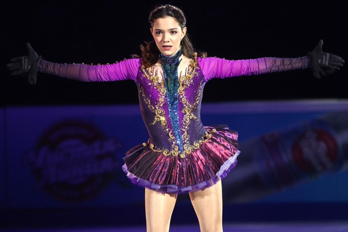 25歳メドベージェワが“胸元ドキリ”の激変ショットを公開ｗｗｗ「色気が限界突破」「ハリウッド女優かよ」と氷上スレ騒然！婚約発表でさらに磨かれた美貌に「過去最高のジーニャ」の声！進化したアダルトな魅力にファン悶絶ｗ