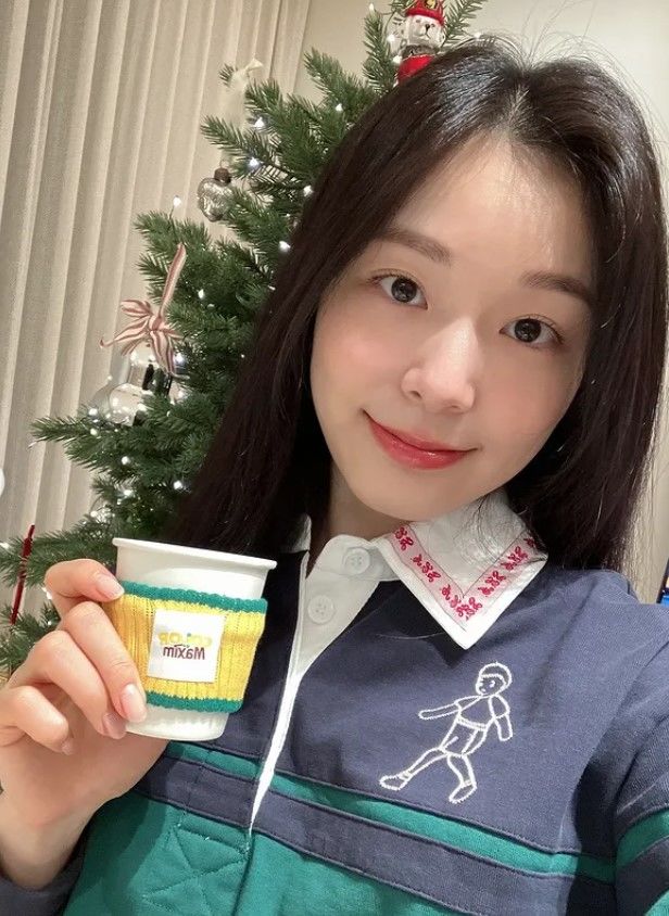 キム・ヨナがクリスマスツリー前で「女神の微笑み」を披露ｗｗｗ34歳現在の美貌が衰え知らずと氷上スレ驚愕！「コーヒー持つだけで絵画」「新居は9億円!?」と豪華すぎる私生活に溜息…！引退後も輝き続ける女王の風格に絶賛の嵐！