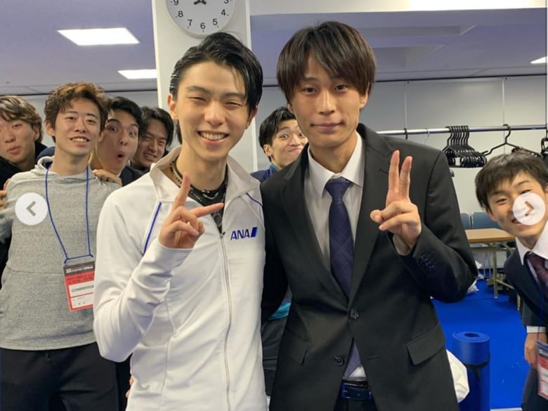 羽生結弦の歴代ツーショットに「南部美人」が必ず写り込む怪奇現象ｗｗｗ氷上スレ民が伝説の変顔フォトを投下し「絶妙なハマり具合ｗ」「久しぶりに見て死ぬほど笑ったｗ」と大盛り上がり！同期や後輩との絆を感じる神写り込みに全オタ爆笑やｗ